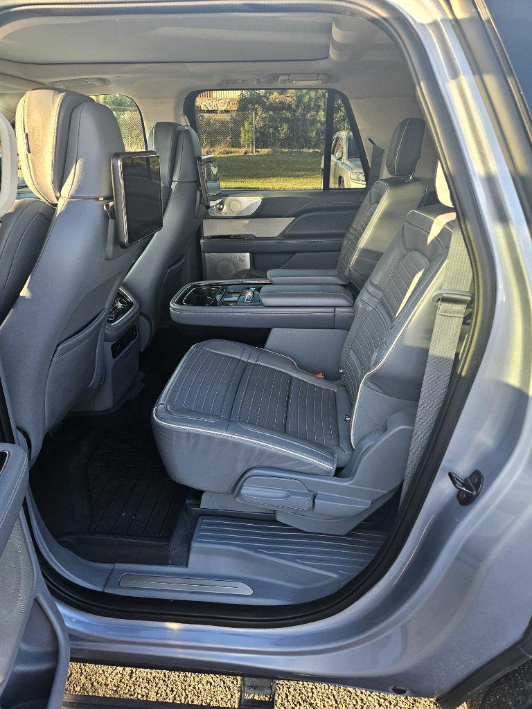 Photo 5 of this LINCOLN NAVIGATOR L