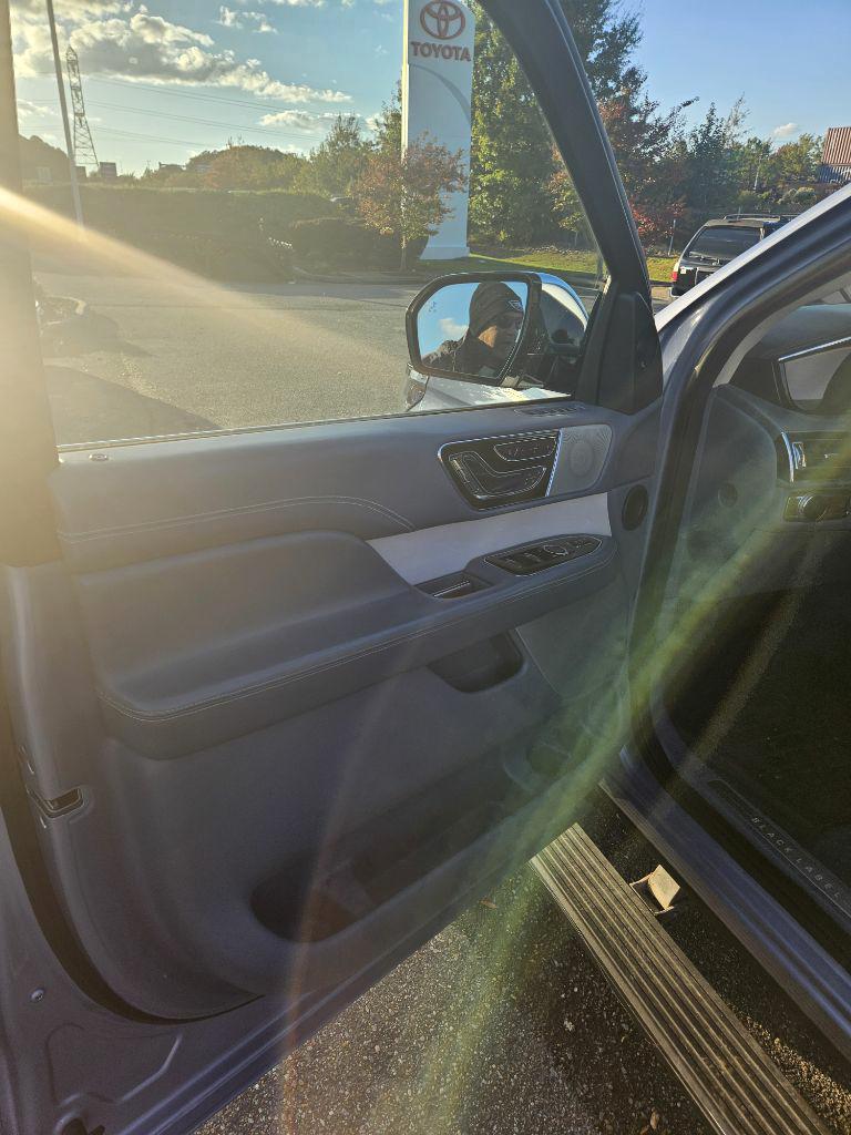 Photo 6 of this LINCOLN NAVIGATOR L