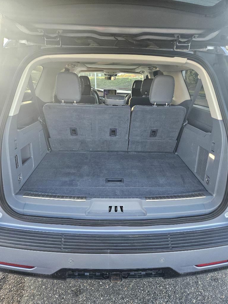 Photo 8 of this LINCOLN NAVIGATOR L