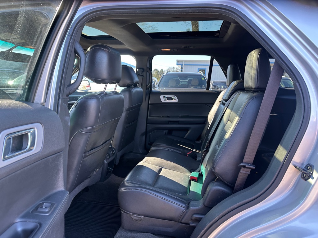 Photo 12 of this FORD EXPLORER