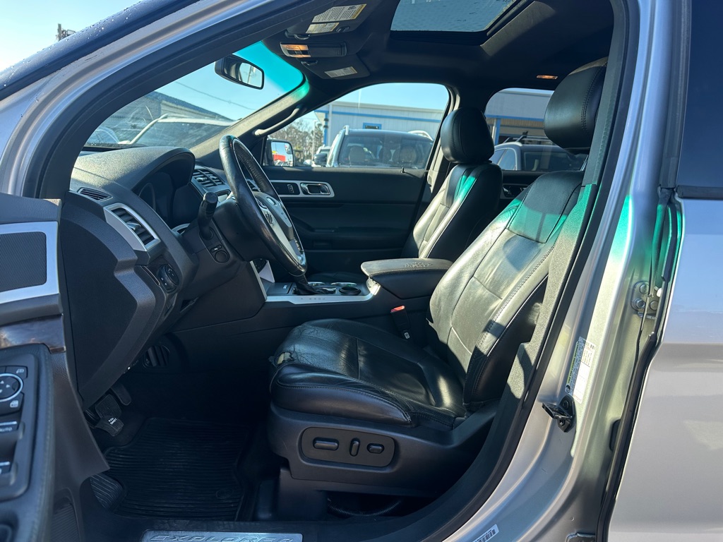 Photo 10 of this FORD EXPLORER