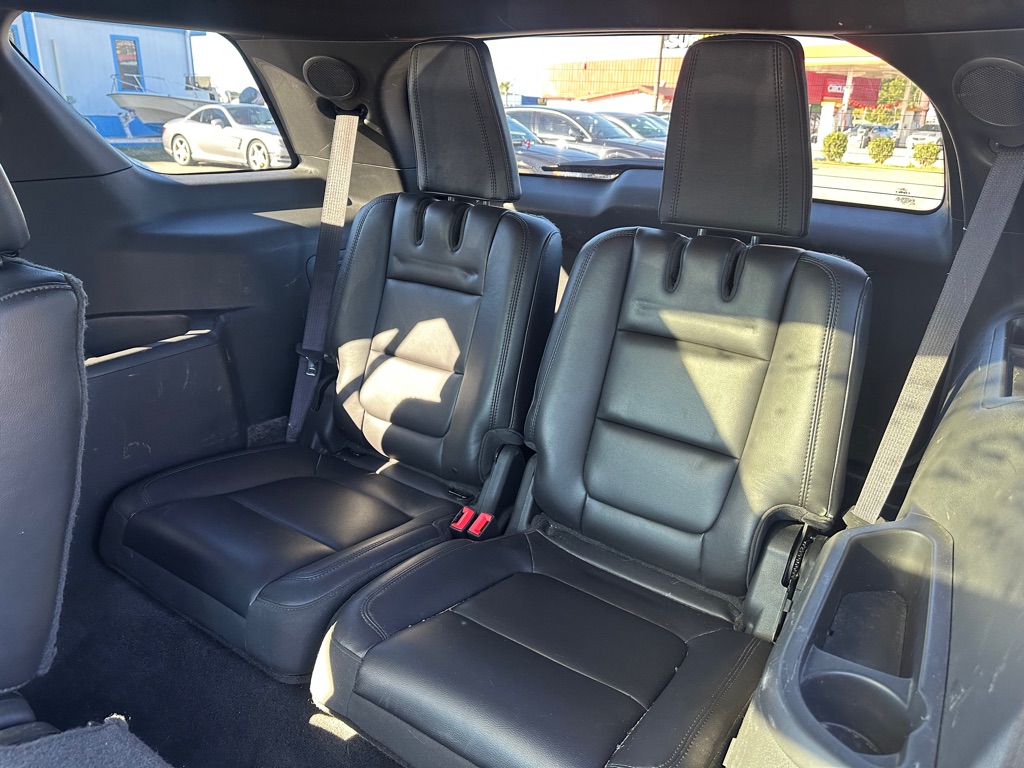 Photo 13 of this FORD EXPLORER