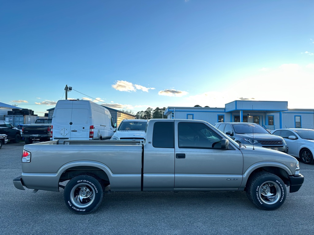 Photo 4 of this CHEVROLET S TRUCK