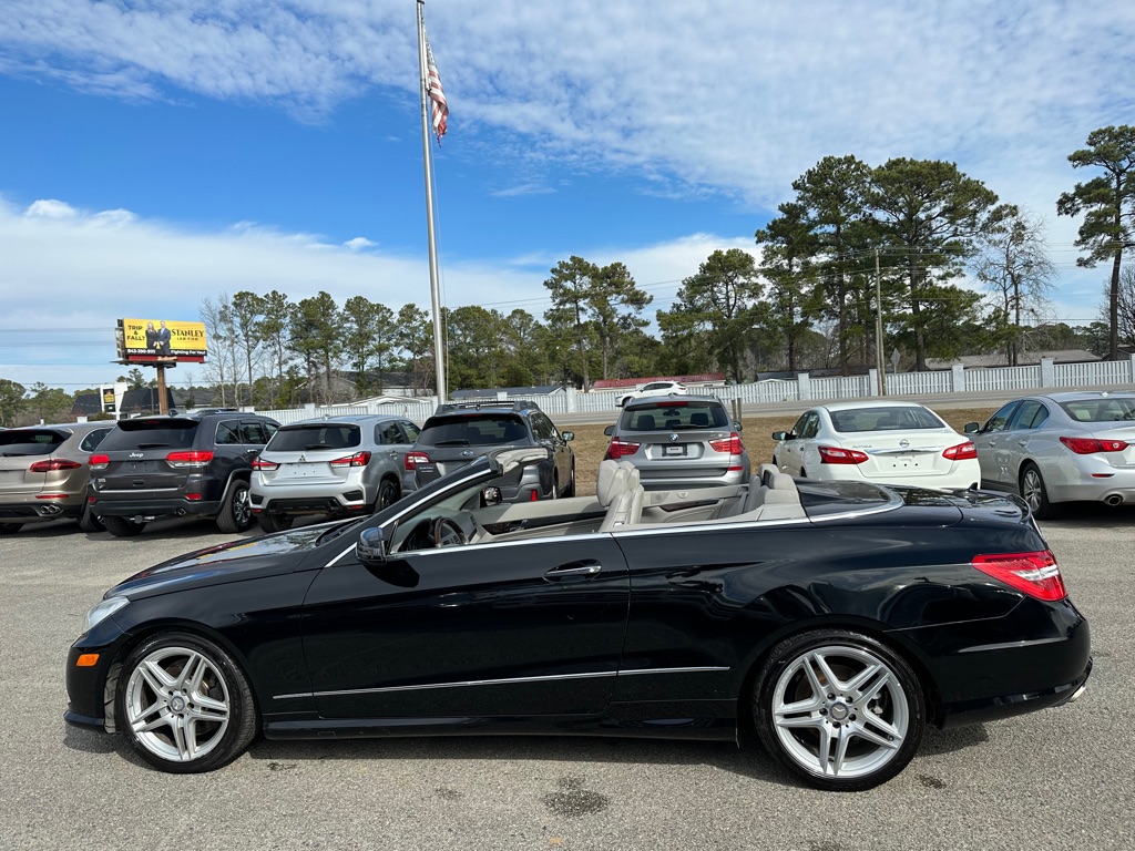 Photo 2 of this MERCEDES-BENZ E-CLASS