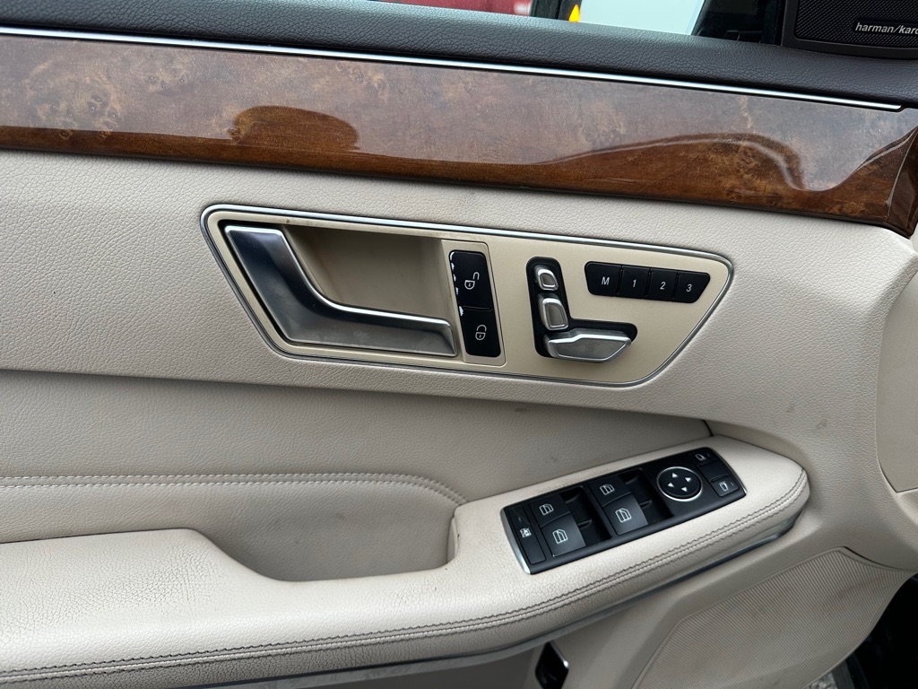 Photo 12 of this MERCEDES-BENZ E-CLASS