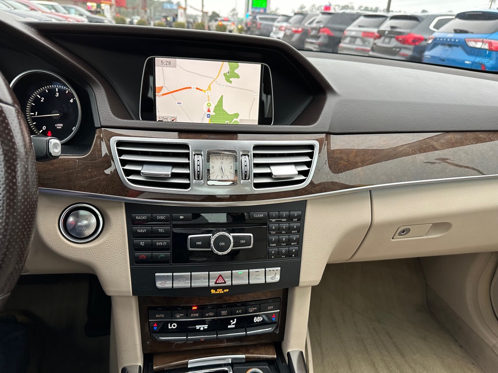 Photo 18 of this MERCEDES-BENZ E-CLASS
