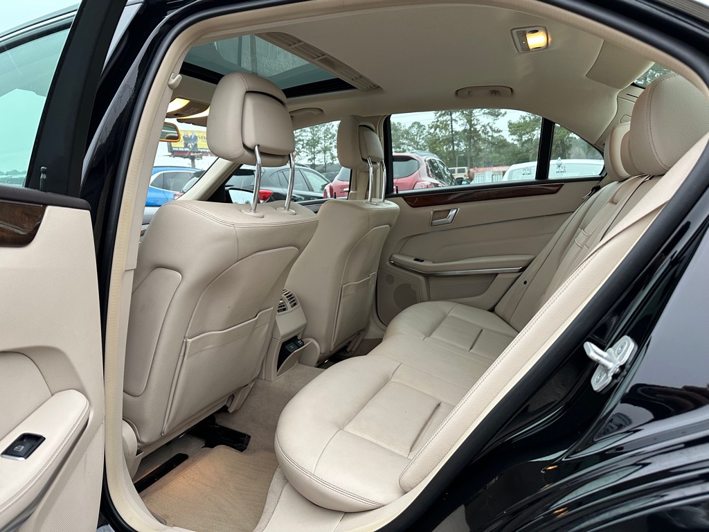Photo 10 of this MERCEDES-BENZ E-CLASS