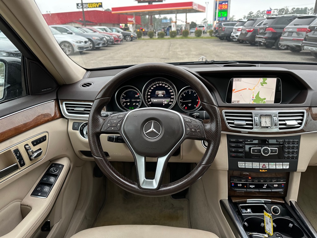 Photo 15 of this MERCEDES-BENZ E-CLASS