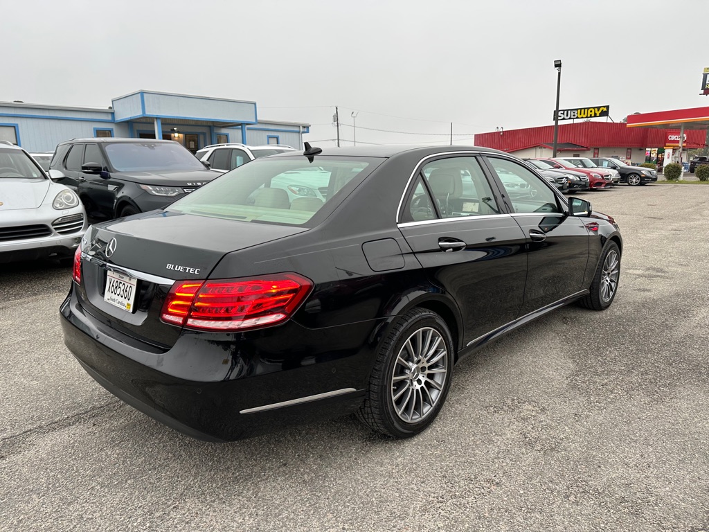 Photo 5 of this MERCEDES-BENZ E-CLASS