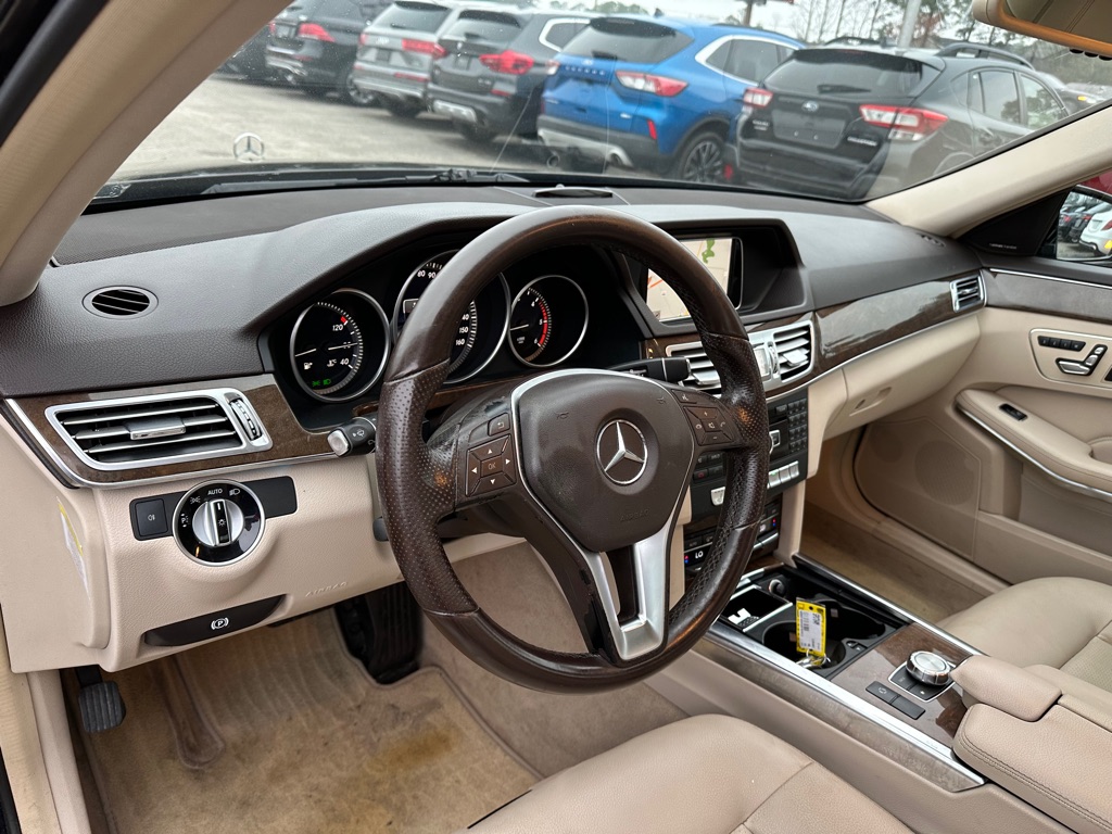 Photo 13 of this MERCEDES-BENZ E-CLASS