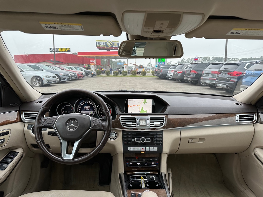Photo 14 of this MERCEDES-BENZ E-CLASS