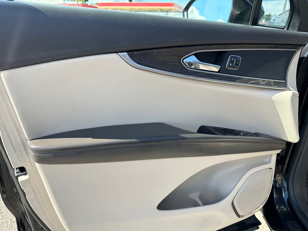 Photo 11 of this LINCOLN MKX
