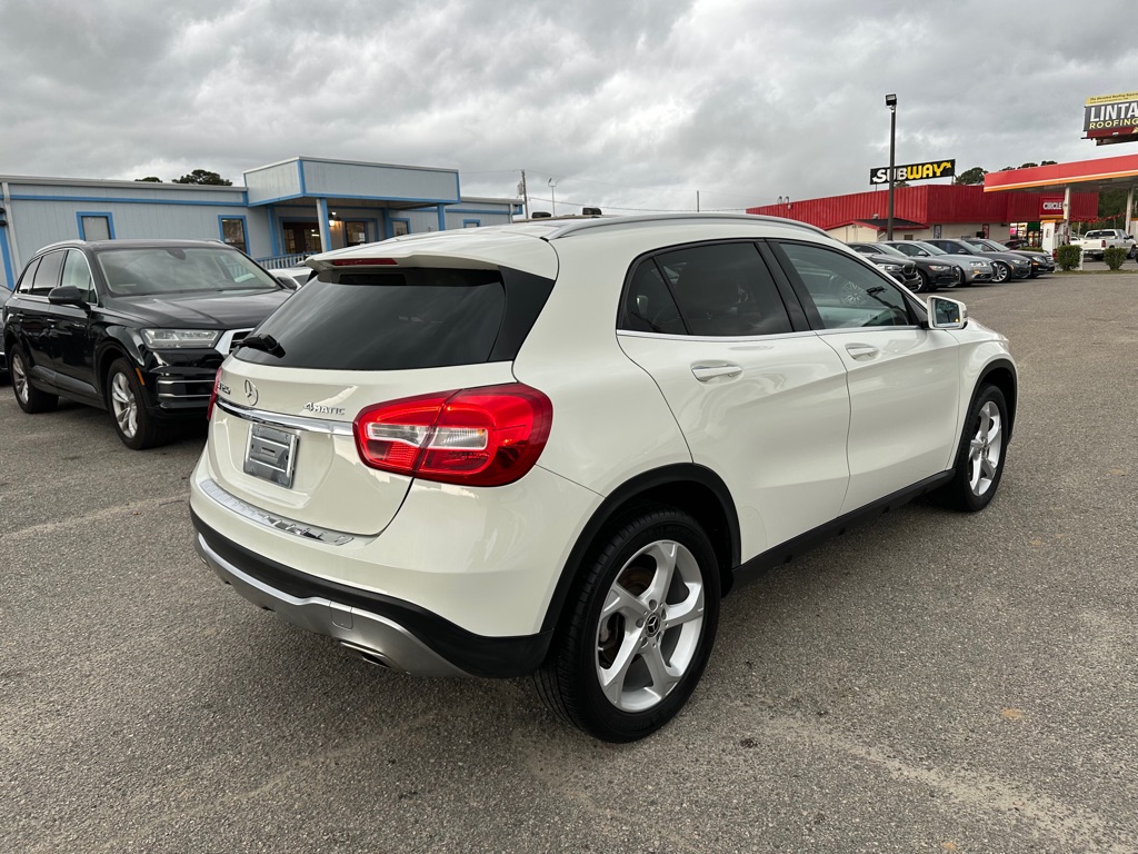 Photo 5 of this MERCEDES-BENZ GLA
