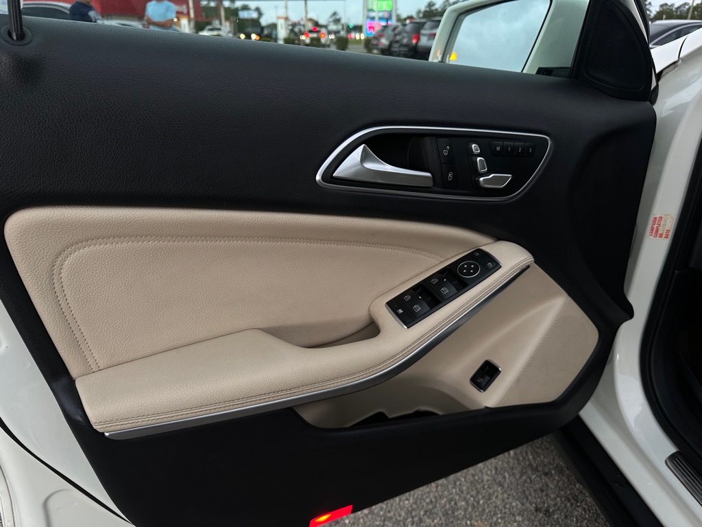 Photo 10 of this MERCEDES-BENZ GLA