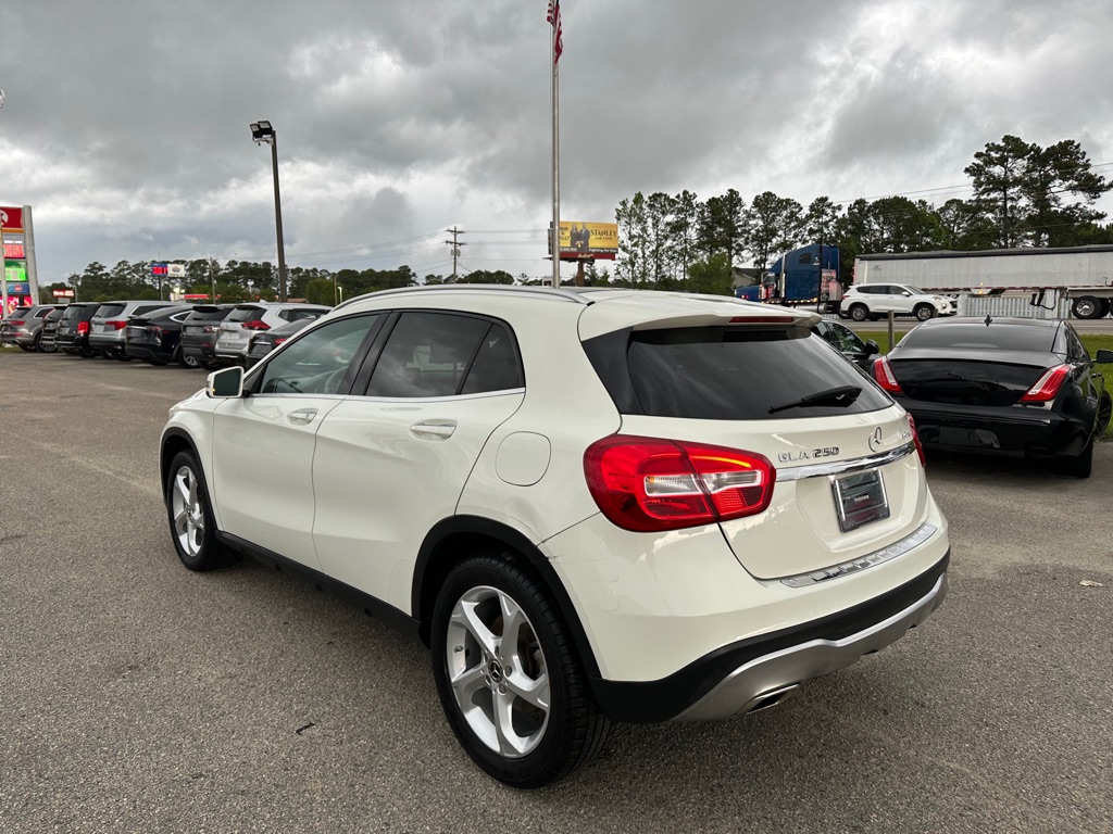 Photo 7 of this MERCEDES-BENZ GLA
