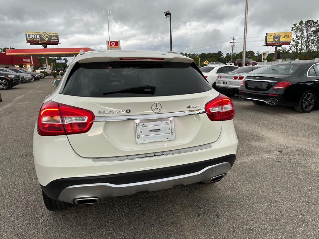 Photo 6 of this MERCEDES-BENZ GLA