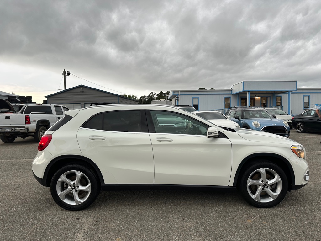 Photo 4 of this MERCEDES-BENZ GLA