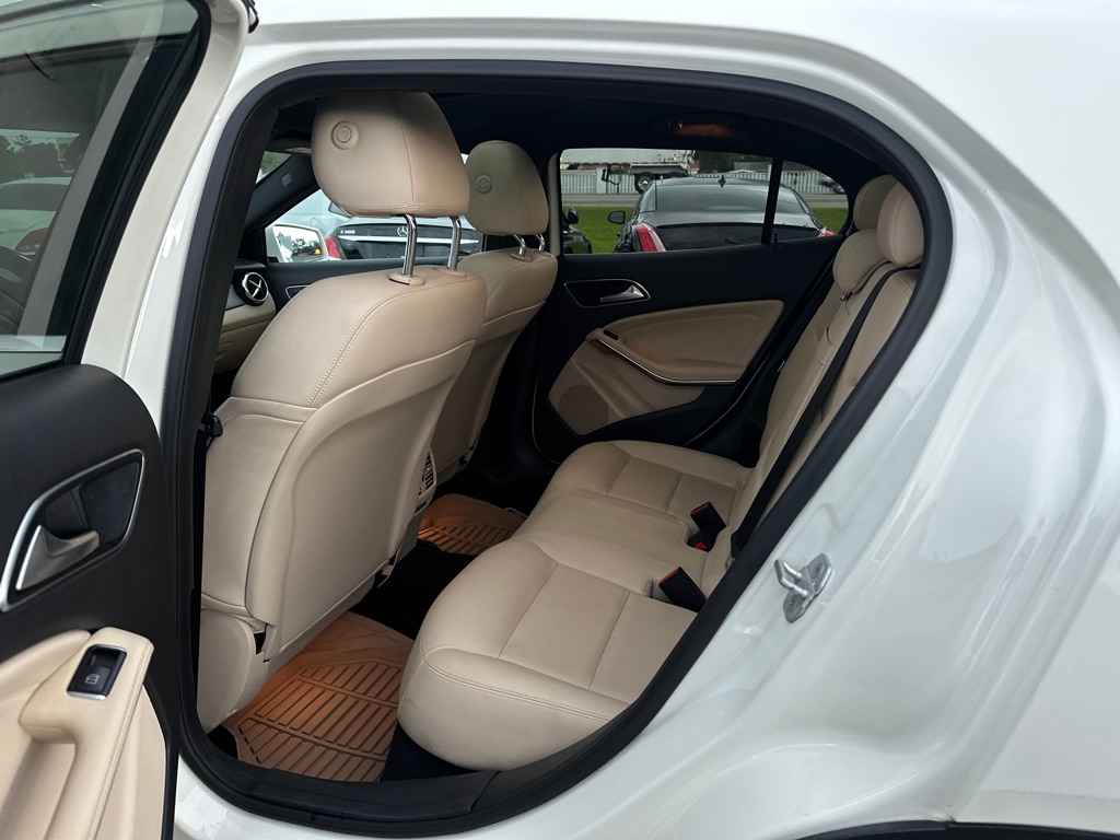 Photo 13 of this MERCEDES-BENZ GLA