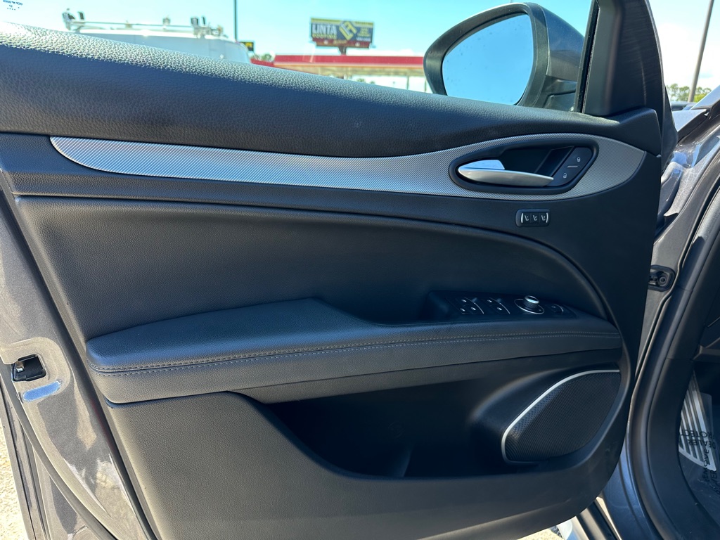 Photo 9 of this ALFA ROMEO STELVIO