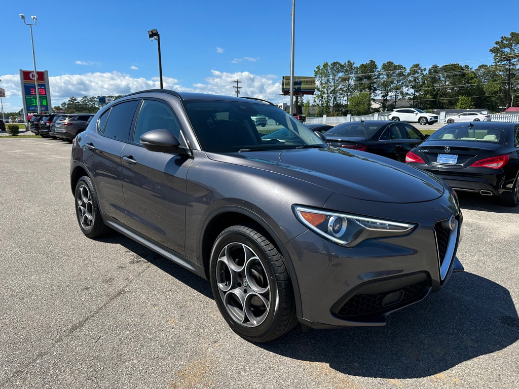 Photo 3 of this ALFA ROMEO STELVIO
