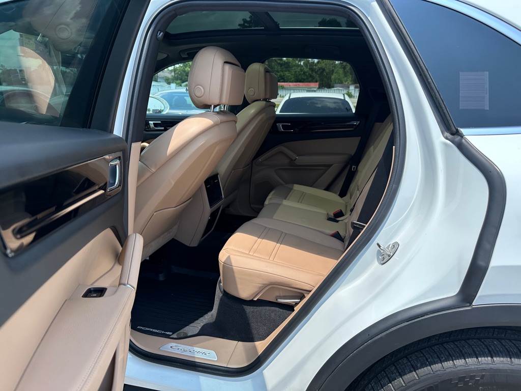 Photo 13 of this PORSCHE CAYENNE