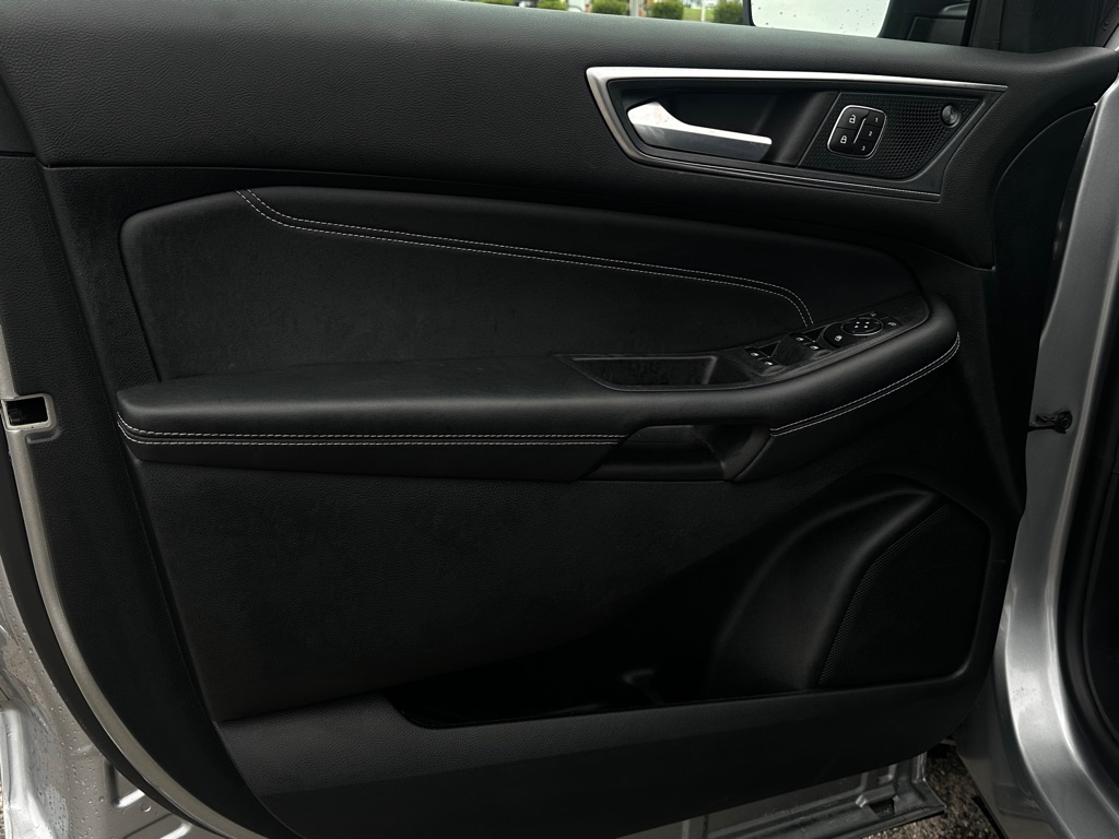 Photo 11 of this FORD EDGE