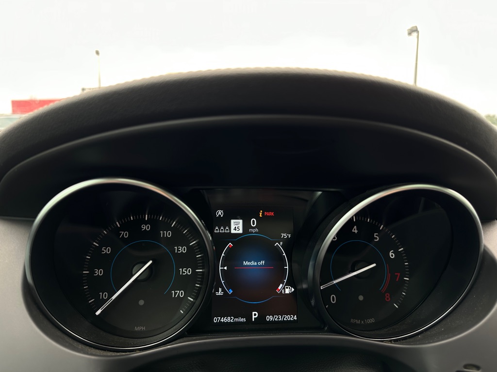 Photo 16 of this JAGUAR F-PACE