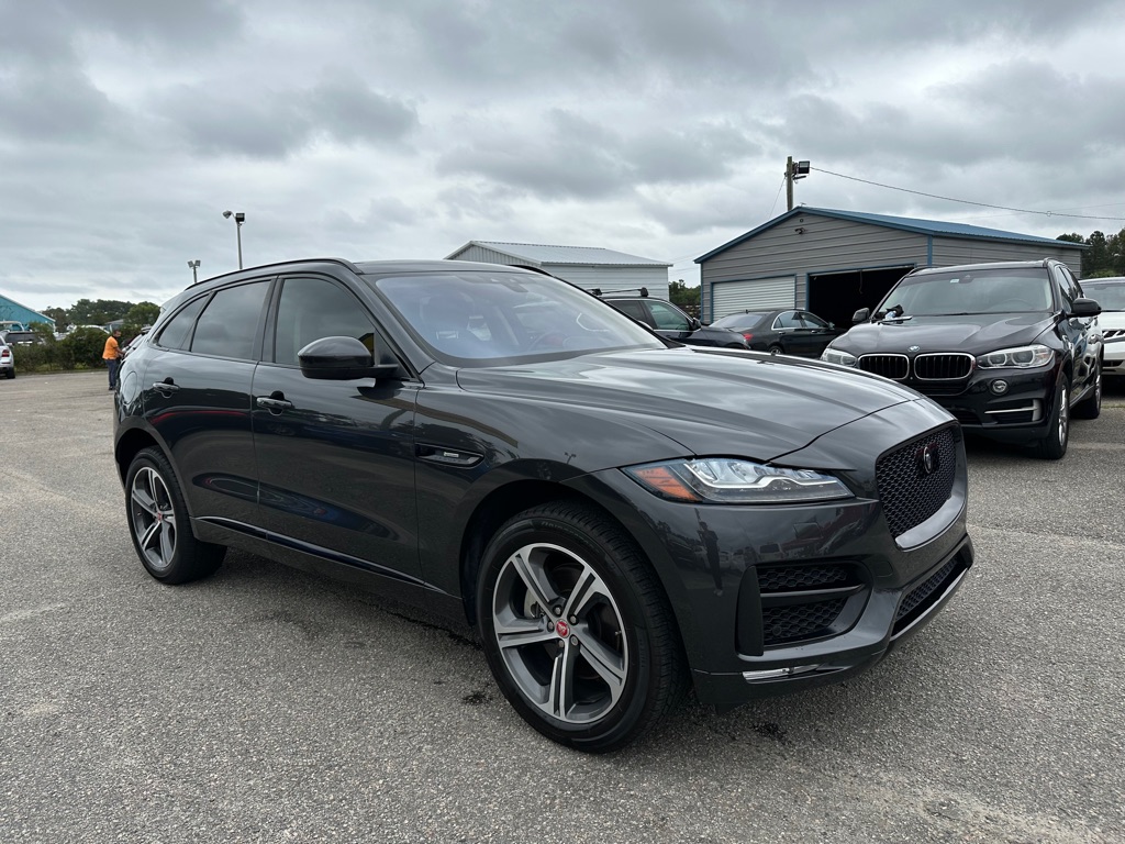 Photo 3 of this JAGUAR F-PACE
