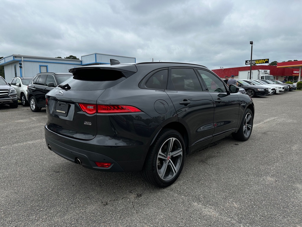 Photo 5 of this JAGUAR F-PACE