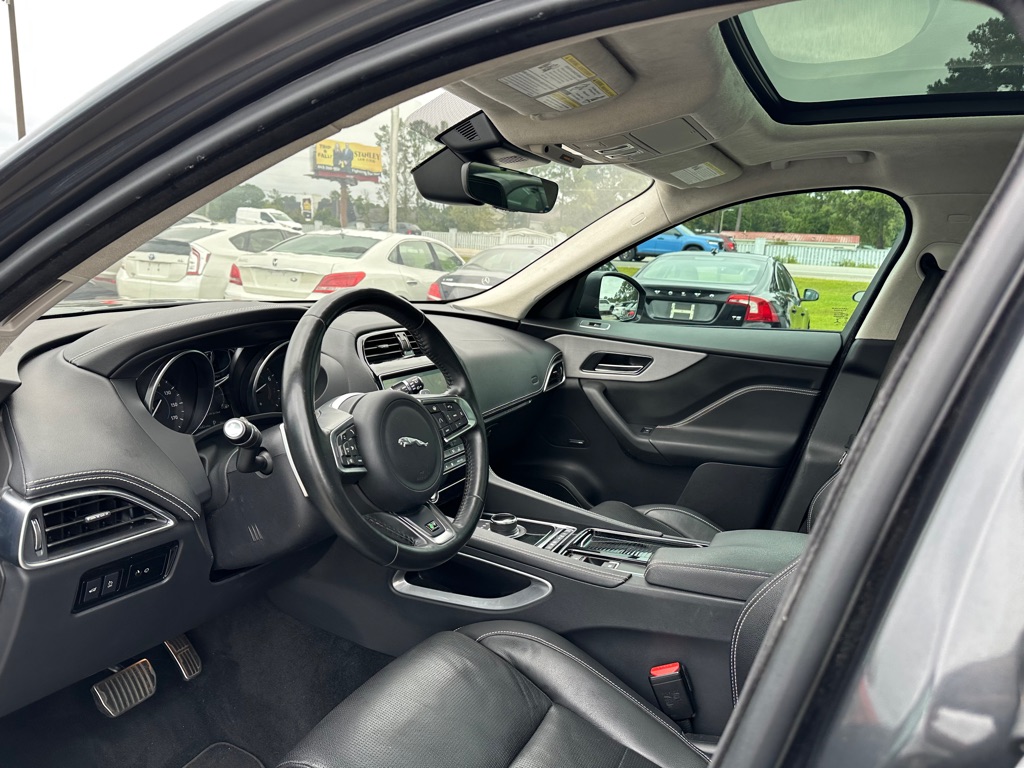 Photo 12 of this JAGUAR F-PACE
