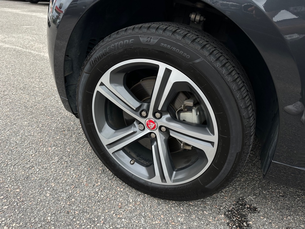 Photo 9 of this JAGUAR F-PACE