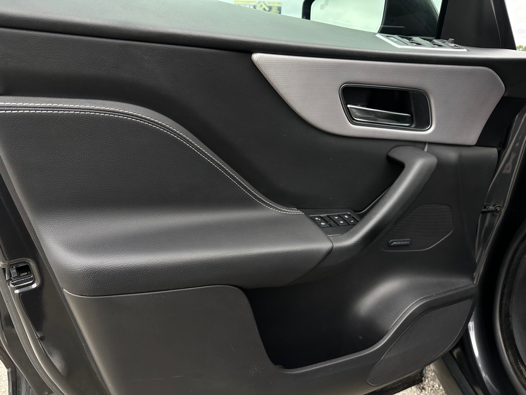 Photo 10 of this JAGUAR F-PACE