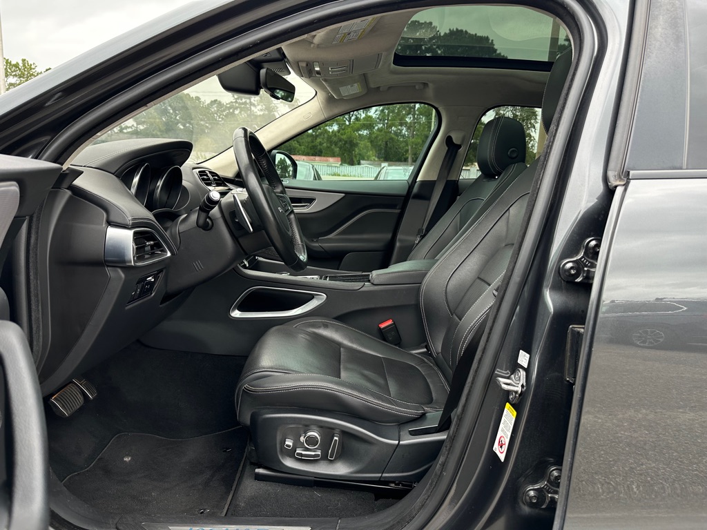 Photo 11 of this JAGUAR F-PACE