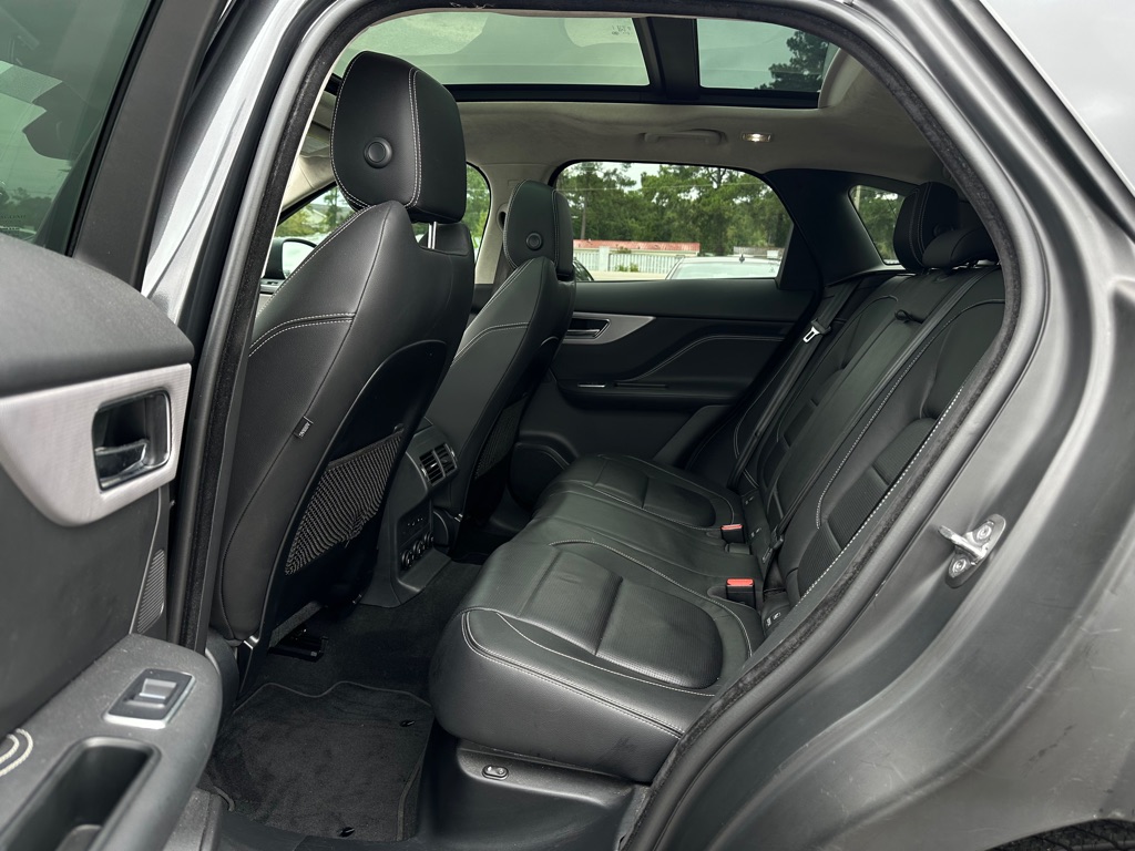 Photo 13 of this JAGUAR F-PACE