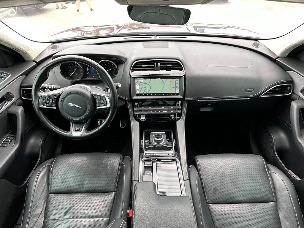 Photo 14 of this JAGUAR F-PACE