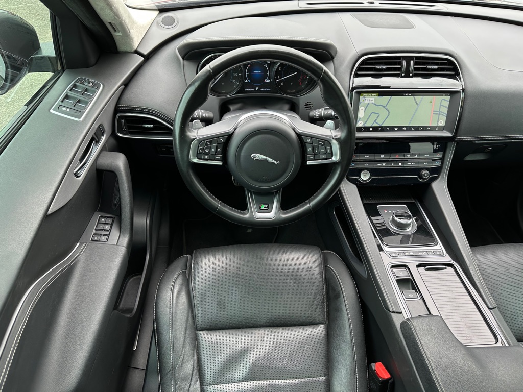 Photo 15 of this JAGUAR F-PACE