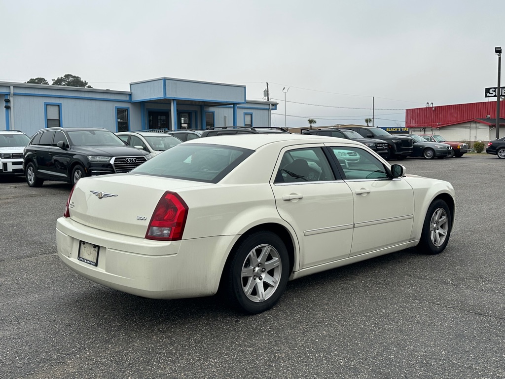 Photo 5 of this CHRYSLER 300