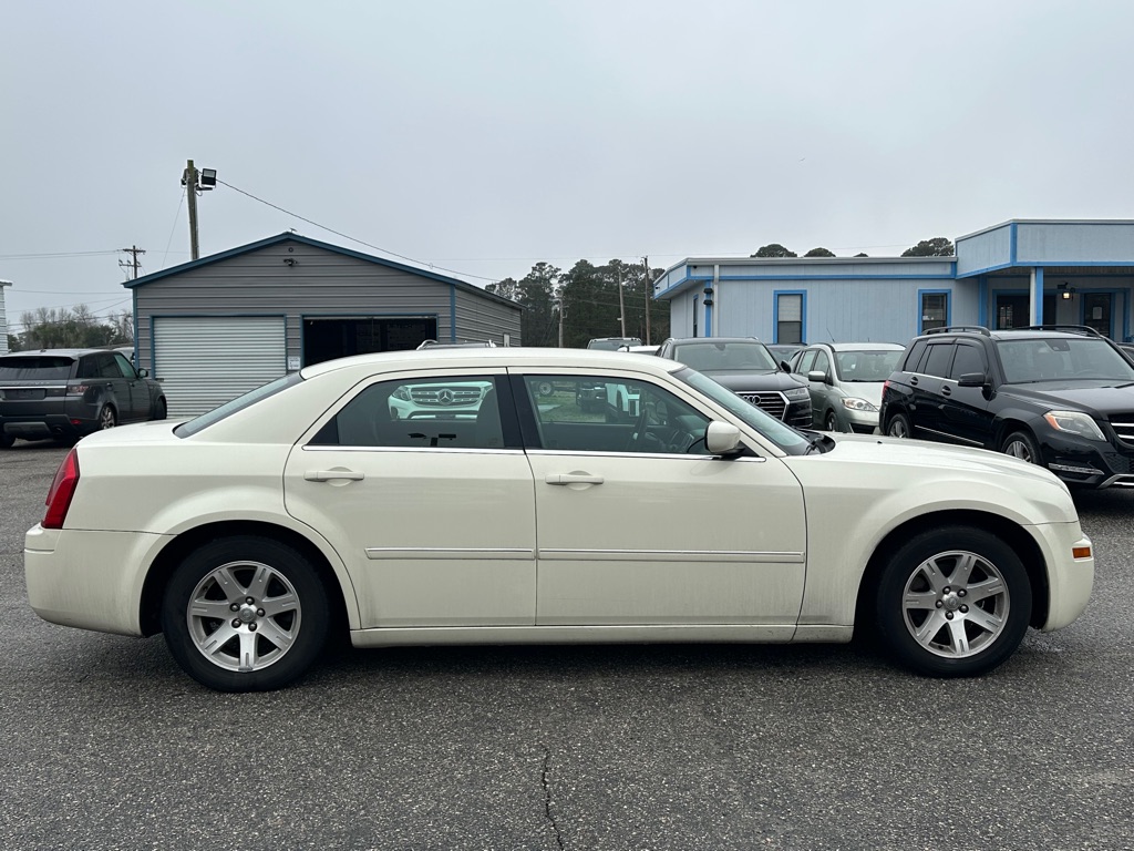 Photo 4 of this CHRYSLER 300