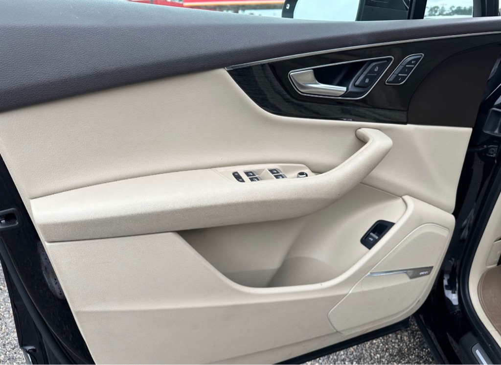 Photo 9 of this AUDI Q7