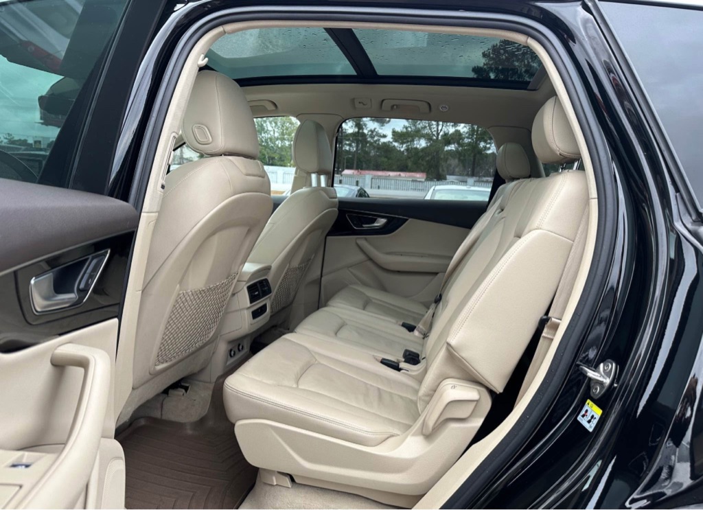 Photo 12 of this AUDI Q7
