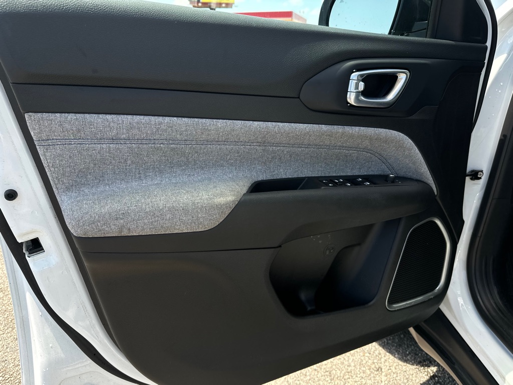 Photo 10 of this JEEP COMPASS