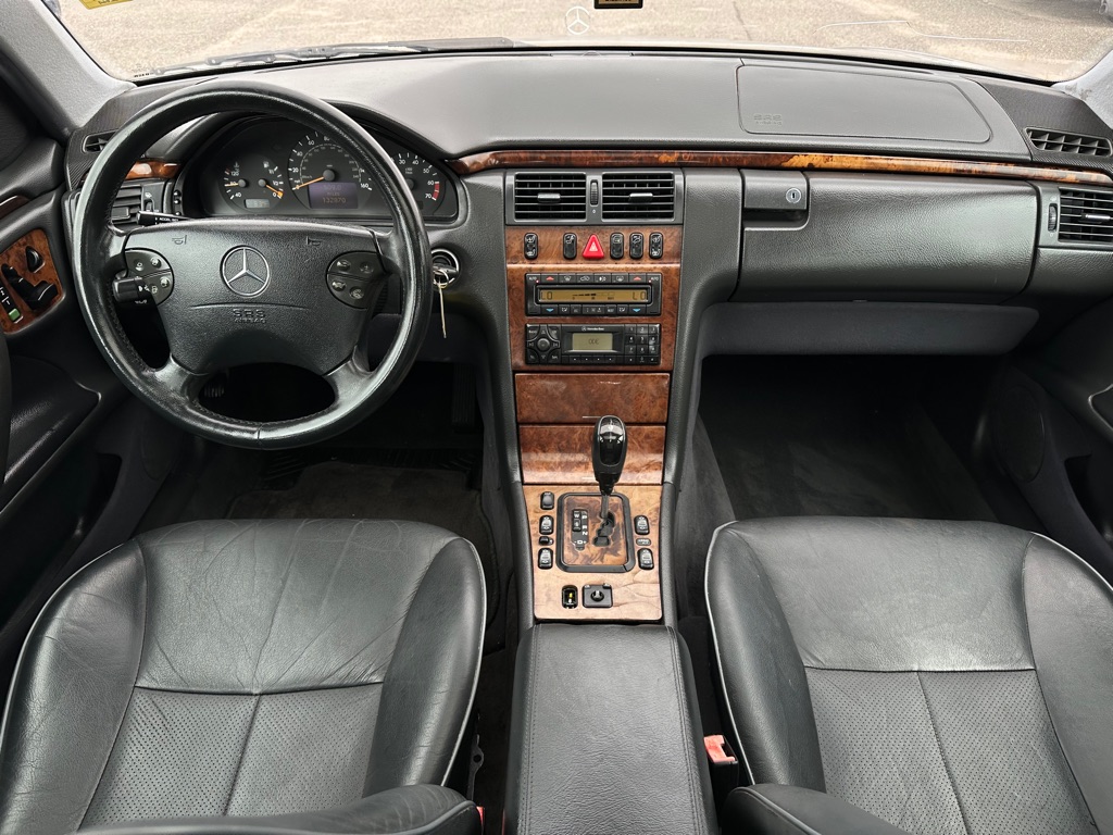 Photo 13 of this MERCEDES-BENZ E-CLASS