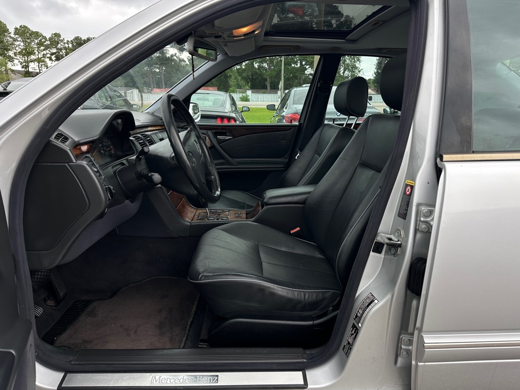 Photo 10 of this MERCEDES-BENZ E-CLASS