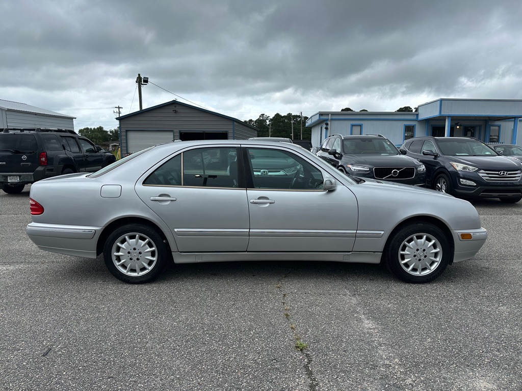 Photo 4 of this MERCEDES-BENZ E-CLASS