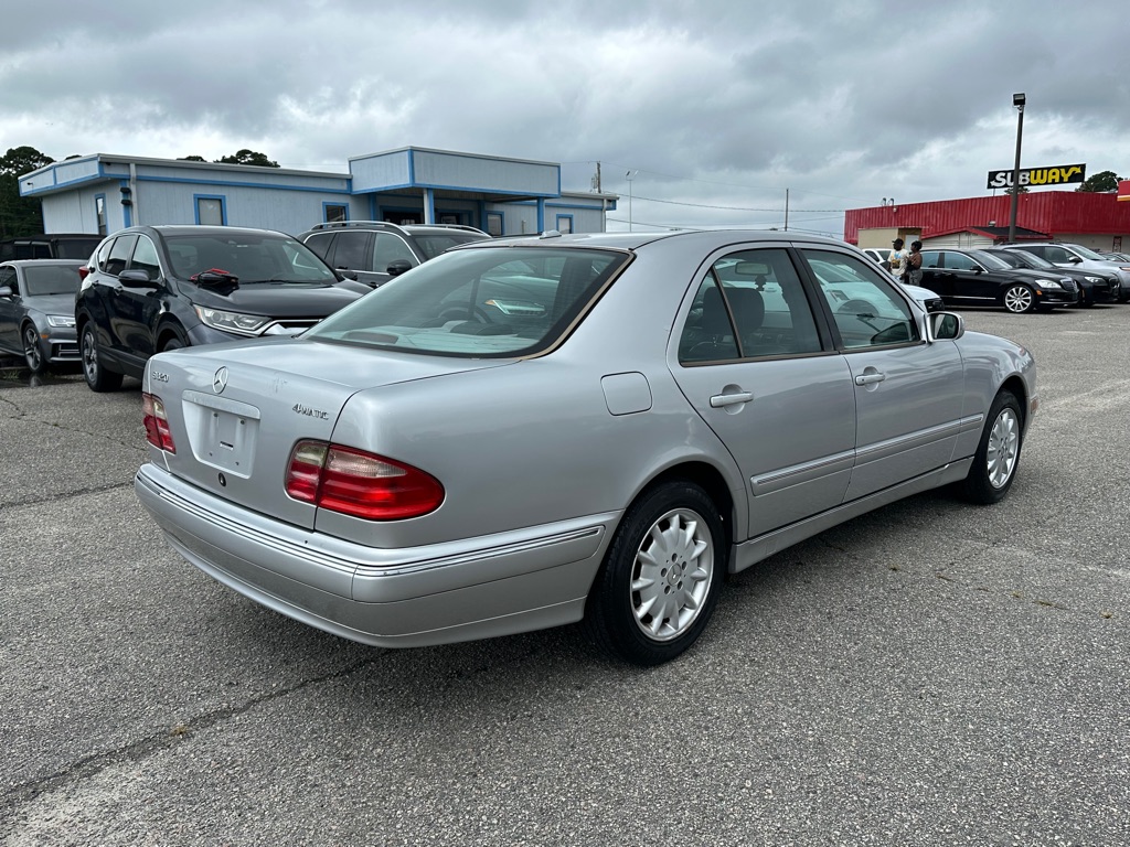 Photo 5 of this MERCEDES-BENZ E-CLASS