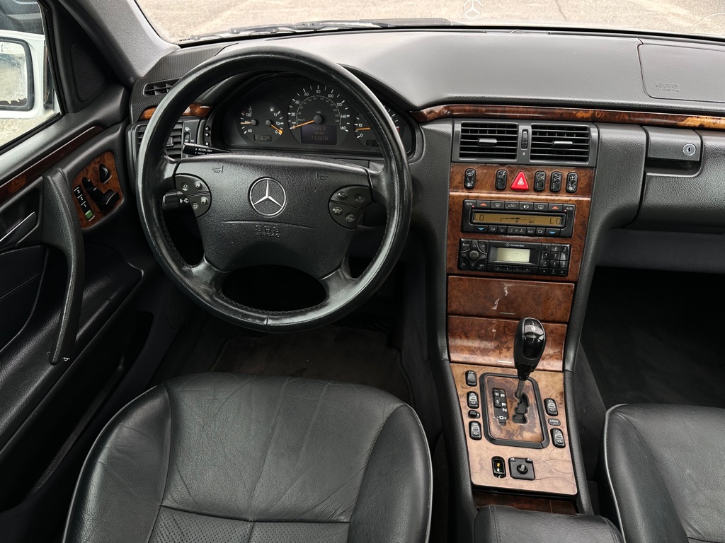 Photo 14 of this MERCEDES-BENZ E-CLASS