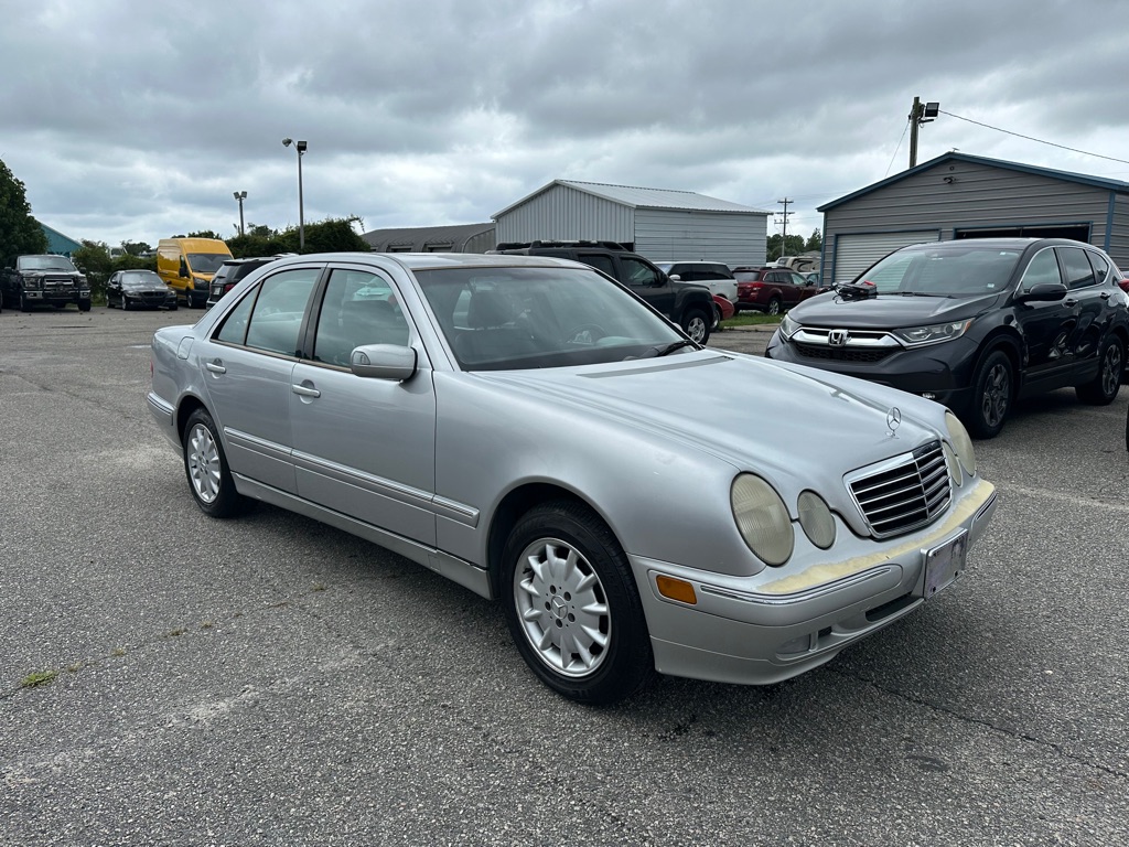 Photo 3 of this MERCEDES-BENZ E-CLASS