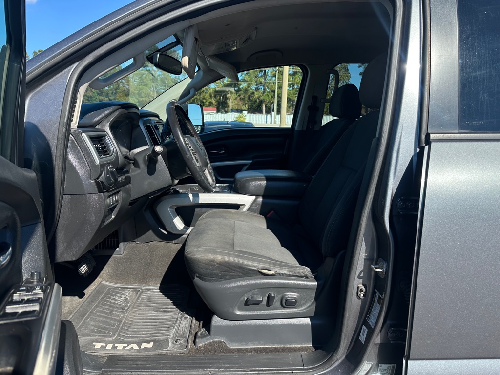 Photo 9 of this NISSAN TITAN XD