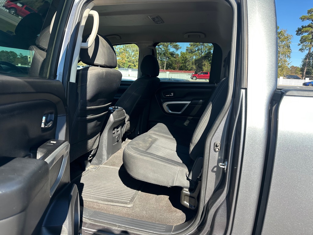 Photo 11 of this NISSAN TITAN XD