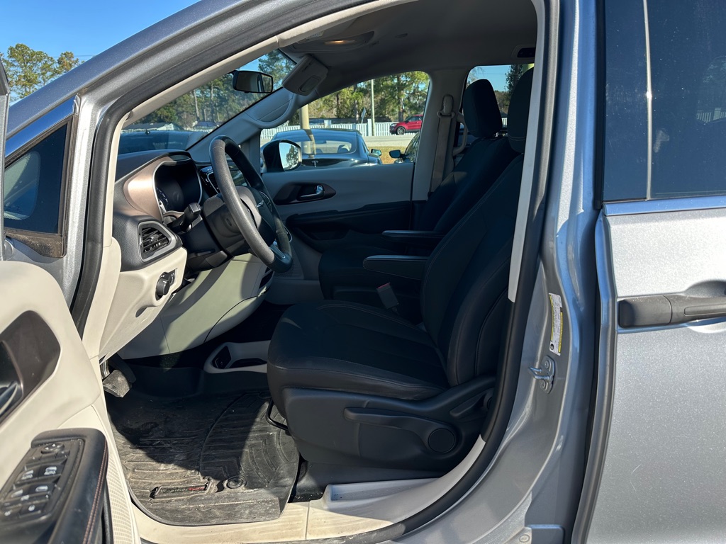 Photo 12 of this CHRYSLER PACIFICA